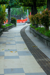 Fototapeta premium leading line composition, the sidewalk is quiet 