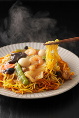 箸で麺を持ち上げたあんかけ焼きそば　Ankake yakisoba