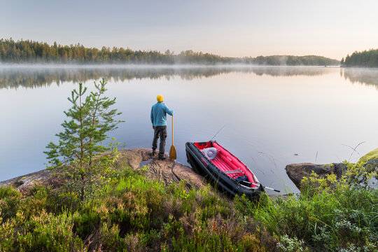 ein Mann mit Kanu im Glaskogen Naturreservat, V&auml;rmlands L&auml;n, Schweden