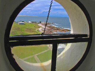 Ventana de faro vista al mar
