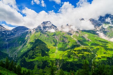 Obraz premium Explore the stunning landscape of Kaprun, Austria, with its majestic Alps, lush valleys, and clear lakes. Perfect for adventurers and nature lovers alike in this scenic destination.
