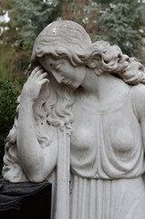 Naklejka premium trauernde frauenstatue