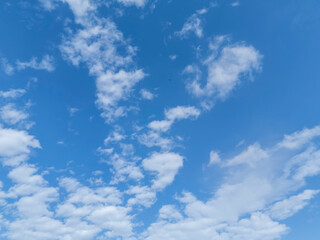 Obraz premium Bright blue sky filled with white fluffy clouds, perfect for inspiration and relaxation.