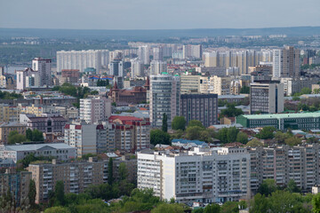Obraz premium Landscape of modern Saratov on a May day. View from Sokolovaya Mountain