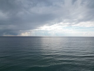 Obraz premium emerald sea horizon clouds cloudy
