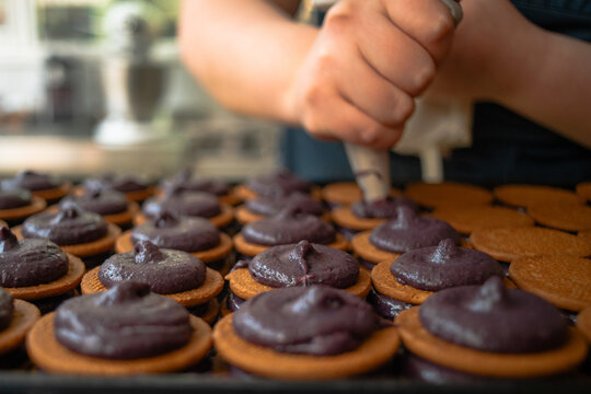 Rellenando alfajores plano frontal
