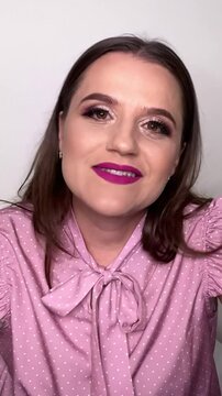 mulher de neg&oacute;cios influenciadora faz discurso para redes sociais 