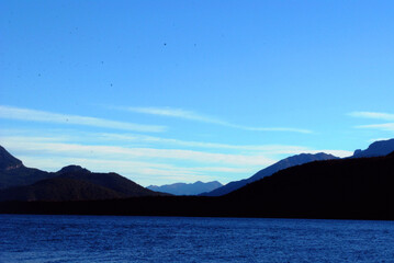 plano que describe Lago y las monta&ntilde;as a contra luz haciendo una sucesion de varios azules
