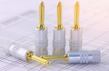 A Banana-type acoustic connector for connecting an audio signal.