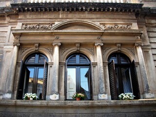 Fototapeta premium Elegante trifora di un palazzo Liberty nella città di Acireale.