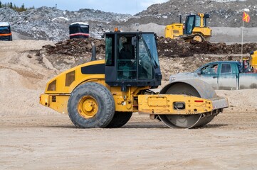 Compaction of sand in an embankment with a compactor roller