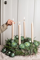 Kranz mit 4 Kerzen f&uuml;r den Advent, Weihnachten dekorieren, festliche Dekoration
