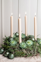 Kranz mit 4 Kerzen f&uuml;r den Advent, Weihnachten dekorieren, festliche Dekoration

