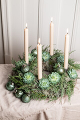 Kranz mit 4 Kerzen f&uuml;r den Advent, Weihnachten dekorieren, festliche Dekoration
