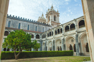 Obraz premium A picturesque view through an arched doorway of a historic monastery