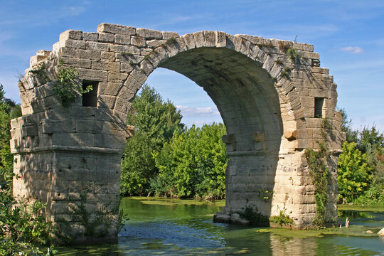 Pont Ambrussum vestiges romains sur le Vidourle dans le Gard Languedoc Roussillon Occitanie