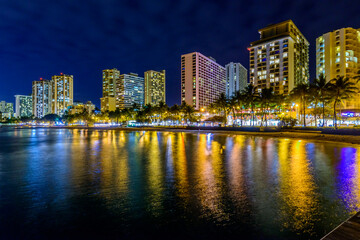 Naklejka premium Fantastic view of tropical city at night in Honolulu, Hawaii, USA