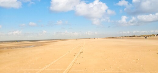 Gelber Sand unter blauem Himmel 