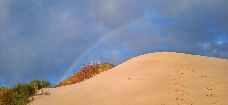 D&uuml;ne unter Regenbogen und Wolken