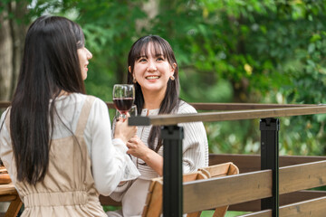 テラス席でワインを飲む女性客・女子旅・トラベル・ランチ・グルメ
