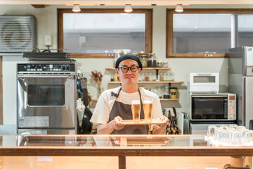 ビールを出す飲食店・居酒屋のスタッフ
