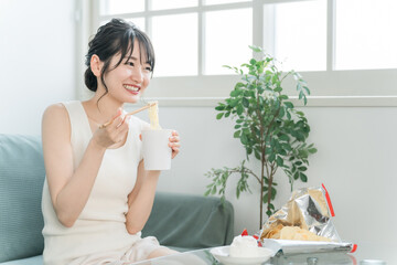 大食い・暴飲暴食しても太らない体質のスリムな女性（カップラーメン）
