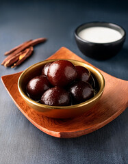 Obraz premium Kala Jamun or Black Gulab Jamun is a delicious and juicy sweet snack