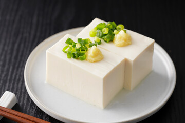 小葱と生姜を乗せた絹豆腐の冷奴　Silken tofu