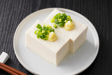 小葱と生姜を乗せた絹豆腐の冷奴　Silken tofu