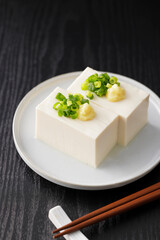 小葱と生姜を乗せた絹豆腐の冷奴　Silken tofu