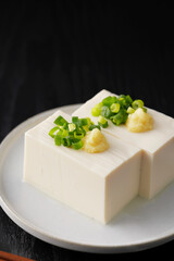 小葱と生姜を乗せた絹豆腐の冷奴　Silken tofu