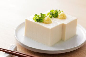 小葱と生姜を乗せた絹豆腐の冷奴　Silken tofu