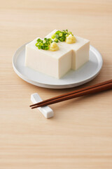 小葱と生姜を乗せた絹豆腐の冷奴　Silken tofu