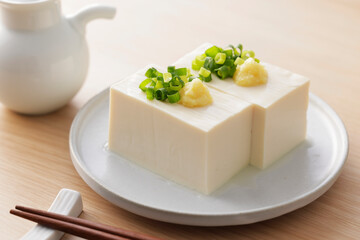 小葱と生姜を乗せた絹豆腐の冷奴　Silken tofu
