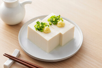 小葱と生姜を乗せた絹豆腐の冷奴　Silken tofu