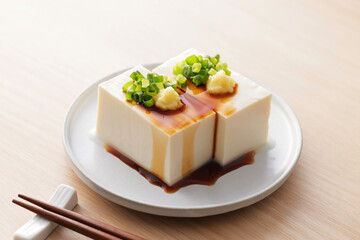 小葱と生姜を乗せた絹豆腐の冷奴　Silken tofu