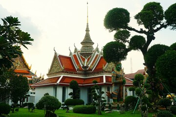 Buddyjski ogród z malowniczą świątynią, otoczony bujną roślinnością i spokojnymi ścieżkami. Miejsce duchowej harmonii z pagodami, stawami i tradycyjną azjatycką architekturą. © Adam