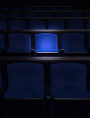 Obraz premium 映画館・青の1座席 