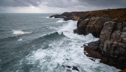 Obraz premium Dramatic Ocean Waves Crashing Against Rocky Cliffs Under Stormy Gray Skies