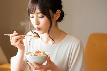 炊き込みご飯を食べる若い女性