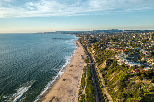 Fototapeta Aerial view of the San Clemente coast showcasing sandy beaches and vibrant ocean waves with pier