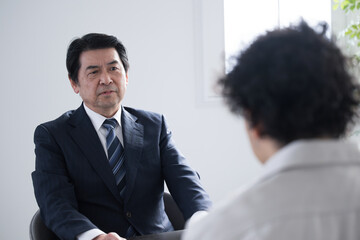 圧迫面接やパワハラ、警察などの取り調べなど尋問などのイメージ