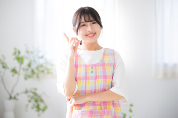 保育士や介護士、ベビーシッター、家事代行などの転職や求人のイメージ カメラ目線　指差しでポイント © kapinon