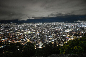 Vista Nocturna de Bogotá: Luces y Paisaje Urbano en la Capital