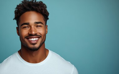 Fototapeta premium man with casual t-shirt is smiling at the camera, solid color background
