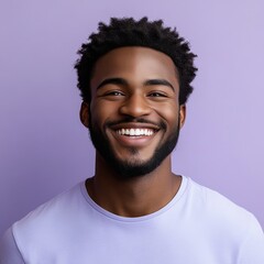 Obraz premium A man with a beard is smiling and wearing a t-shirt