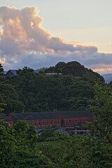 夕日に染まる赤レンガ倉庫のある風景