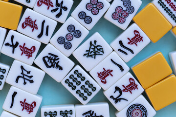 青背景に並ぶマージャン牌