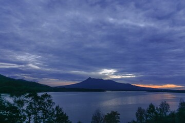 夕焼けの空と雲に浮かぶ駒ケ岳