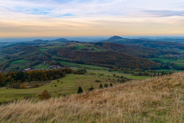 Sonnenuntergang über der Abtsrodaer Kuppe im Herbst, ein Nebengipfel der Wasserkuppe, Biosphärenreservat Rhön, Hessen, Deutschland